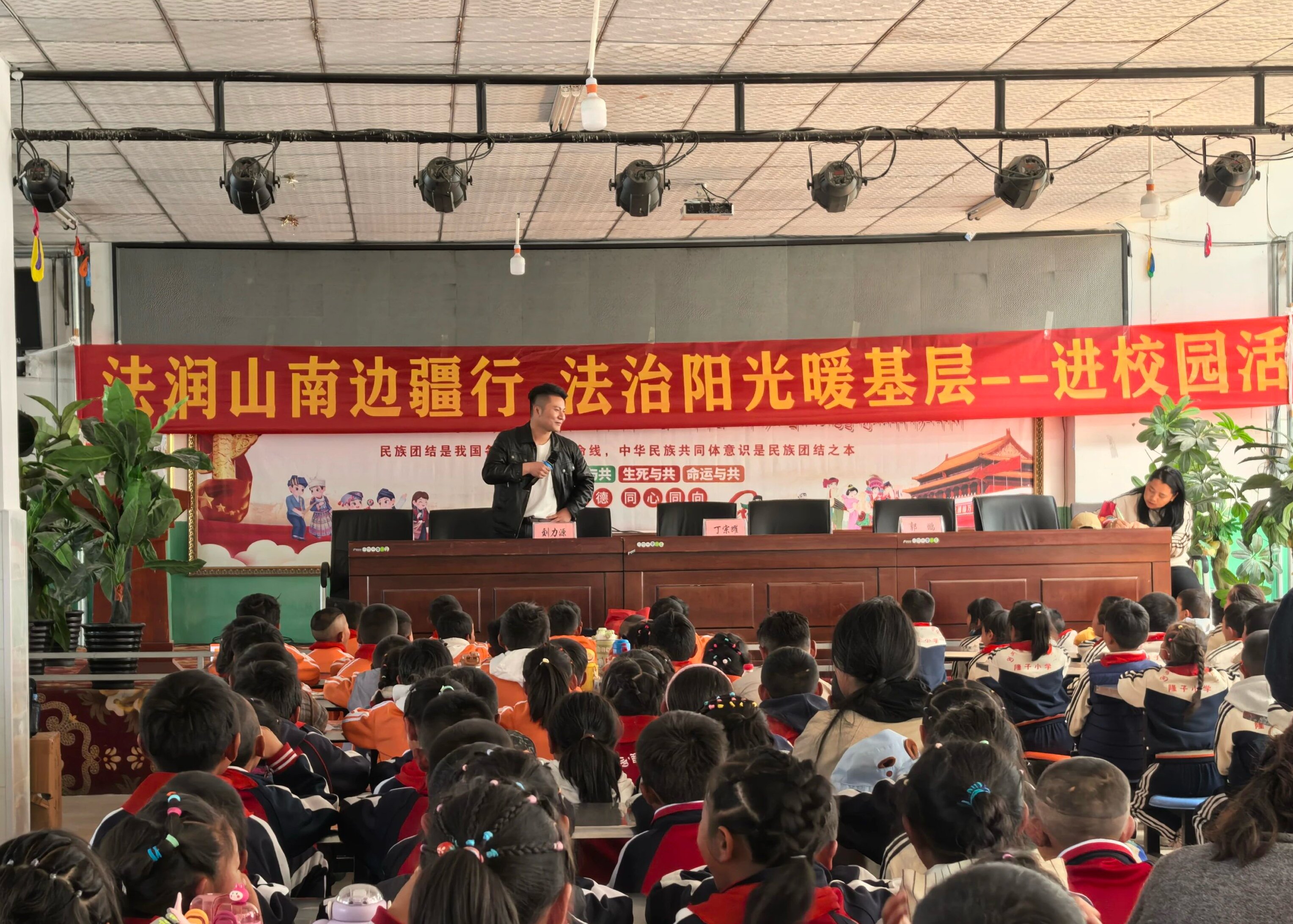 普法宣传“零距离” 法治意识润民心活动图片 (1).jpg